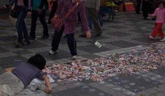 唱歌最牛的乞丐视频,唱歌最牛乞丐震撼演绎,一夜走红网络